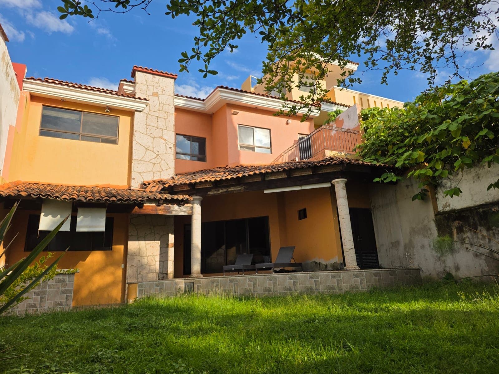 Casa con jardín y terraza
